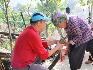 Vị bác sỹ một mình "mang Tết" đến bản nghèo ở Lào Cai
