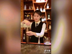 Dân mạng “sục sôi” với màn pha chế điêu luyện của nữ bartender xinh đẹp