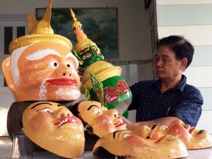 Trà Vinh: Cả đời chỉ làm một thứ-mặt nạ của người Khmer