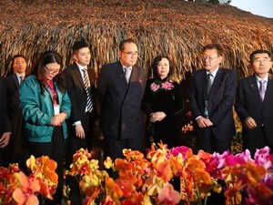 Đoàn Triều Tiên thích thú với mô hình trồng lan công nghệ cao ở HTX Đan Hoài