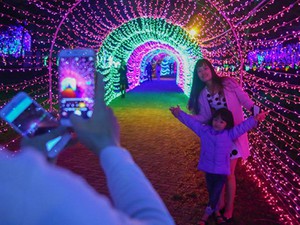 Hình ảnh "khu vườn ánh sáng" ở Hà Nội hút đông bạn trẻ đến check-in