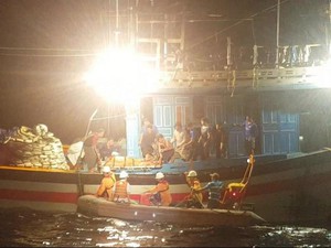 Cấp tốc cứu ngư dân nguy kịch trong đêm ở Hoàng Sa