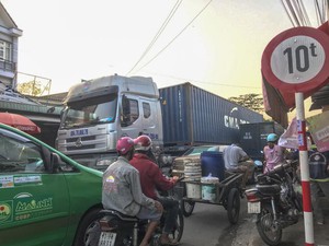 Bình Dương: Xe quá tải vô tư vào "làng" phế liệu trong khu dân cư