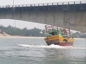 Quảng Trị: Tàu cá mắc cạn, tàu bán dầu bị phạt