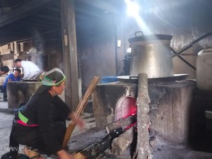 Độc đáo nghề nấu rượu đặc sản của người Mông nơi cổng trời Tây Bắc