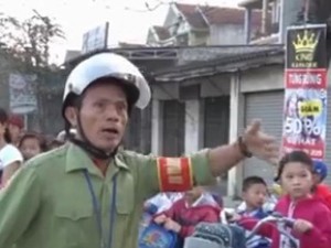 "Hiệp sĩ già" 15 năm đưa đón học sinh qua ngã tư tử thần ở Nghệ An