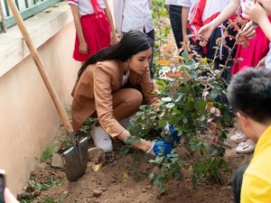 Á hậu Hoàng Thùy cùng học sinh tỉnh Quảng Ninh trồng cây xanh