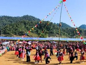 Du khách náo nức dự Lễ hội Gầu Tào dân tộc Mông ở Hang Kia-Pà Cò