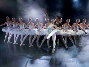 Lần đầu tiên ballet Hồ Thiên Nga được diễn ở sân khấu ngoài trời