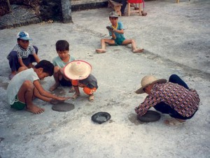 Ký ức Tết trong tôi: "Pháo nổ, pháo nang, cả làng chịu chưa?"