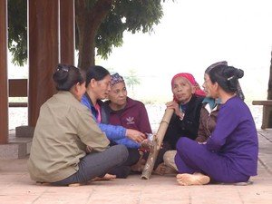 Độc đáo làng phụ nữ hút thuốc lào ở Hòa Bình