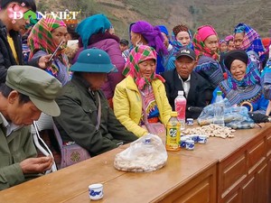 Độc đáo tục hát giao duyên trong lễ hội Gầu Tào của người Mông