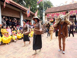 Trai giả gái tại lễ hội "Trâu rơm bò rạ" độc đáo nhất tỉnh Vĩnh Phúc