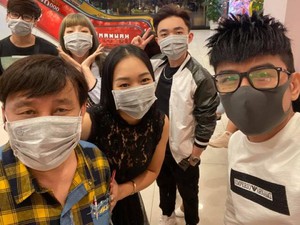 Đan Trường, Katy Nguyễn... đeo khẩu trang đi xem phim, xem kịch giữa đại dịch virus Corona
