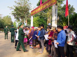 Bộ đội biên phòng Quảng Trị bày cách giúp dân ngừa virus corona