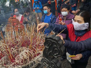Đền chùa ở Hà Nội vắng vẻ, người dân đeo khẩu trang kín mít đi lễ
