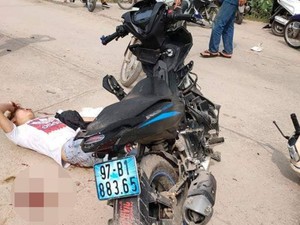 Hà Nội: 2 xe máy đâm nhau, 1 phụ nữ mang thai tử vong