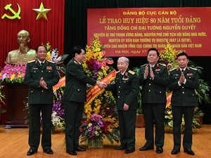 Đại tướng Nguyễn Quyết nhận Huy hiệu cao quý của Đảng