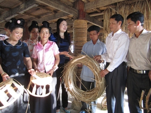 Người Thái học nghề  mây tre đan
