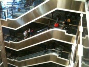 Tràng Tiền Plaza mất điện, khách kẹt thang máy