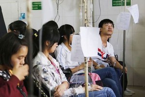 Trung Quốc: Ăn đồ căng tin, hàng chục học sinh ngộ độc