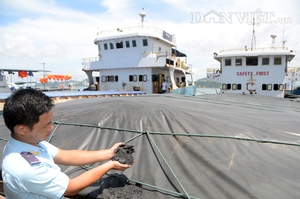 Lướt sóng cùng Hải quan Quảng Ninh kiểm tra 2 tàu "khủng" chở khoáng sản lậu