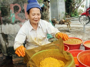 Chế biến tinh bột nghệ, nghề mới cho thu nhập khá ở Quỳnh Hậu