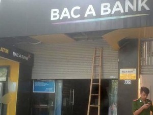 Sửa cửa cuốn, một bảo vệ ngân hàng bị kẹp tử vong