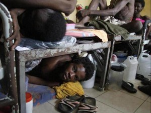 Sốc với cảnh nhồi nhét trong nhà tù quá tải 400% ở Haiti
