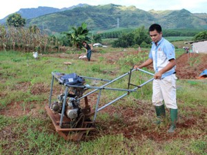 Một nông dân Sơn La sáng chế máy xới cỏ tự động, làm thay 15 người