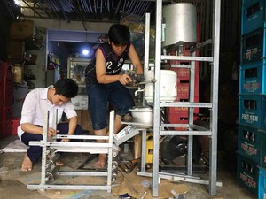 Khánh Hòa: 2 học sinh lớp 11 chế tạo thành công máy làm bánh xoài