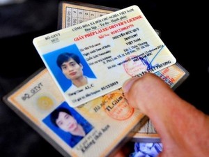 “Đội mưa” xếp hàng dài nhiều giờ đồng hồ chưa được cấp đổi giấy phép lái xe ở Hà Nội- Ảnh 18.