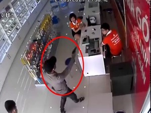 Lộ diện 2 thanh niên dùng súng cướp cửa hàng điện thoại