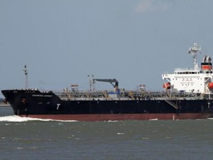 Tàu 20.000 tấn mắc cạn gần đảo Phú Quý, nguy cơ tràn dầu trên biển