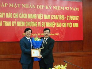 Bộ trưởng NNPTNT được trao kỷ niệm chương "Vì sự nghiệp báo chí"