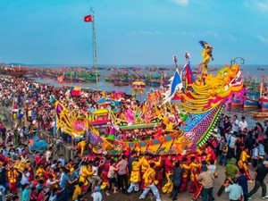 Đám rước dài 2km tại Lễ hội Cầu ngư huyện Hậu Lộc