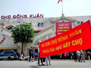 Tiểu thương phản đối trước tin đồn xây chợ mới Đồng Xuân