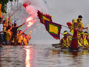 Ảnh: Đốt pháo sáng, nhảy xuống sông cổ vũ hội đua thuyền ở Hà Nội