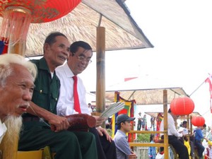 Lãnh đạo tỉnh Quảng Trị chơi bài chòi tại Lễ hội Thống nhất non sông