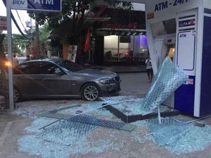 Trụ ATM ở Sài Gòn bể nát sau tiếng động lớn trong đêm