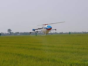 Ngắm dàn máy bay không người lái phun thuốc trừ sâu ở Bắc Ninh
