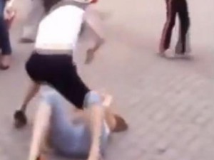2 phụ nữ bị bắt giữ vì đánh ghen, làm nhục người khác