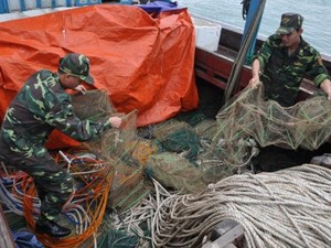 Quảng Ninh: Thu giữ 300 lồng bát quái khai thác thủy sản trái phép