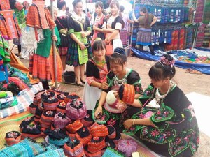 Đẹp đặc sắc ngôi chợ phiên vùng cao trên biên giới Phong Thổ