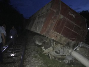 Lại tai nạn đường sắt: Tàu hỏa trật bánh, tông gãy cột đèn