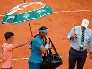 Pháp Mở rộng 2018: Khi Nadal gặp khó, trời lại đổ mưa to