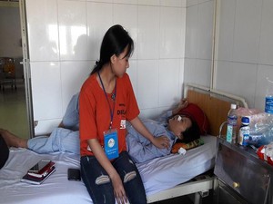 Hà Tĩnh: Xin đi nhờ không được, nữ nông dân còn bị đánh gãy mũi