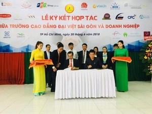 CĐ Đại Việt ký hợp tác với hơn 30 doanh nghiệp để “bao” đầu ra cho sinh viên