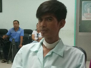 Một thanh niên Campuchia được phẫu thuật cắt nối khí quản sau 2 năm bị... cấm khẩu