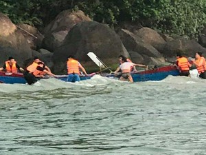 TT-Huế: Bộ đội biên phòng vượt sóng lớn cứu ngư dân bị chìm thuyền